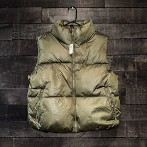 Old Navy Puffer Vest in Olive